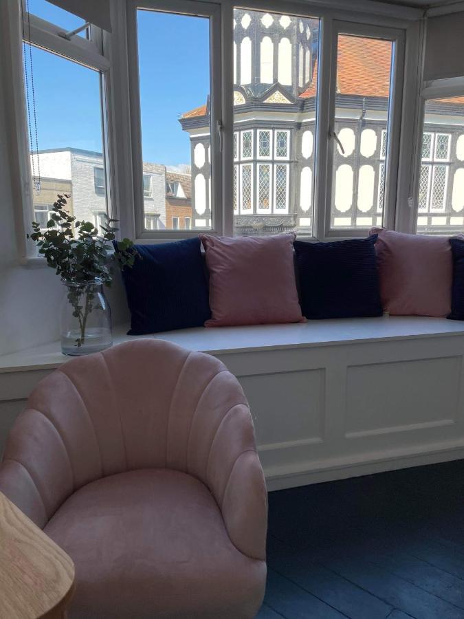The Clock Tower Apartment - Spacious, Modern, 2 Bed Room Apartment , Southsea With Free Parking - Sleeps 4 Portsmouth Exterior foto